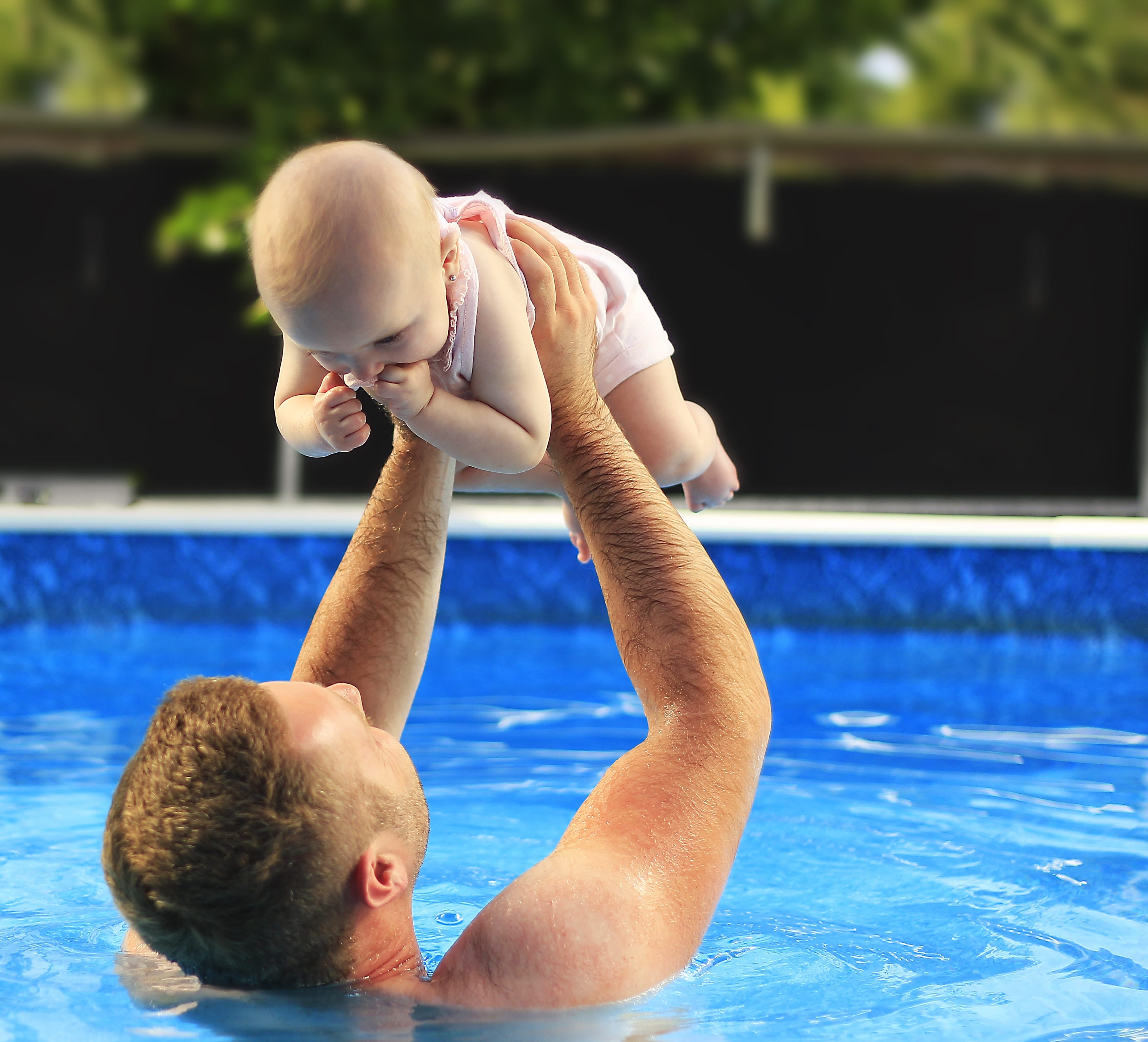 Sécurité piscine, que dit la loi ? Ou comment convaincre son voisin sans enfant de s’équiper d’un dispositif de sécurité pour sa piscine ?