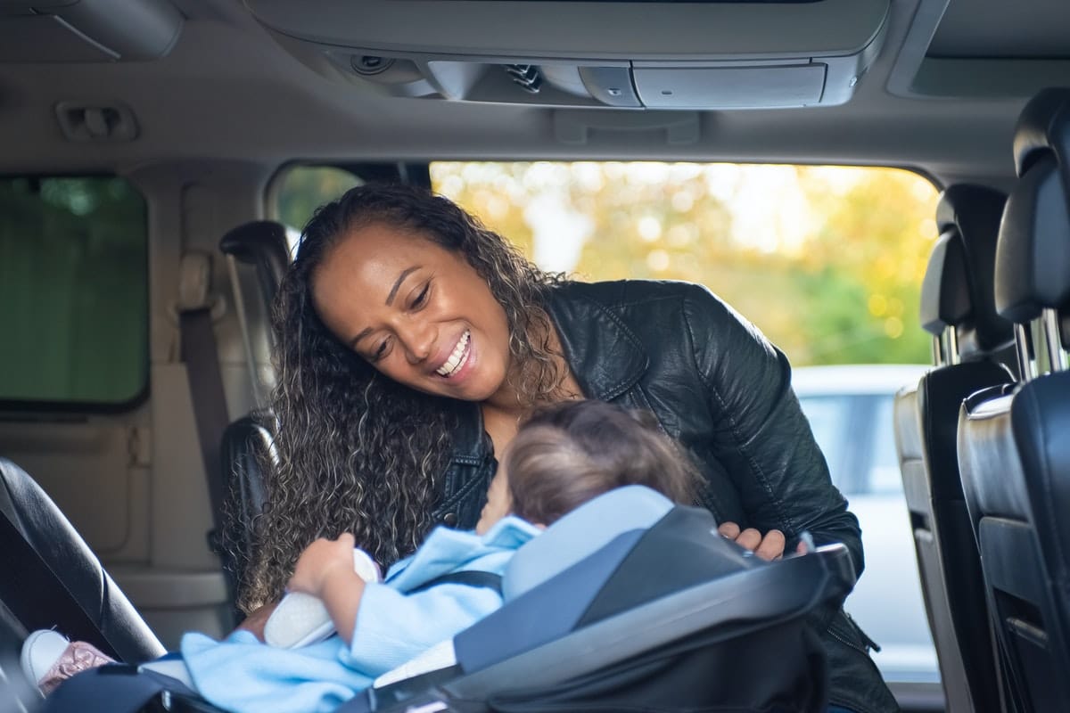 Un Bébé Dans Une Veste Jaune Conduisant Une Voiture Pour Enfants